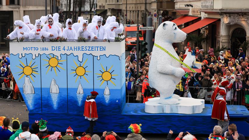 Der Mottowagen "Die 4 Jahreszeiten" mit einer Darstellung eines Eisbären.