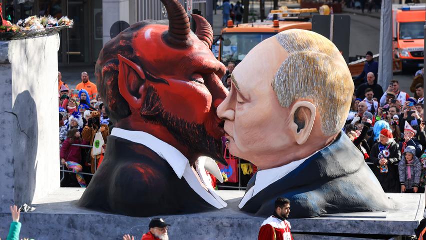 Der Mottowagen "Verkörperte Zitate" mit einer Darstellung des russischen Präsidenten Putin, der den Teufel küsst.