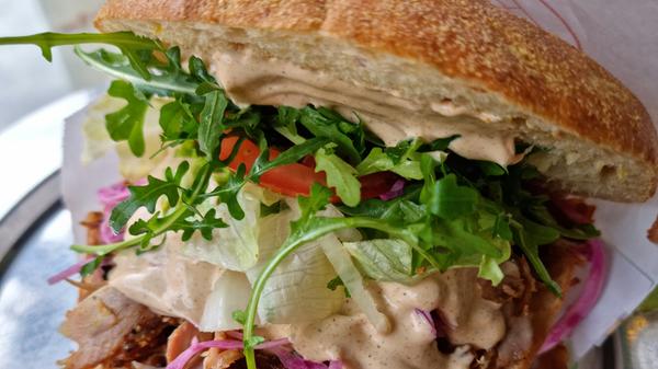 Ein Leser lobt Q-bap in der Schweinauer Hauptstraße 94: "Hier gibt es verschiedene Brotsorten zur Auswahl, es schmeckt alles super gut, die Mitarbeiter sind freundlich. Alles perfekt." Hoch im Kurs ist auch der "Maisbrotdöner". Im Voting reicht das für Platz 10.