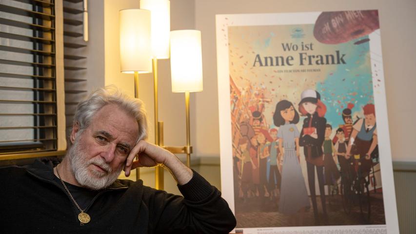 Der israelische Regisseur Ari Folman vor einem Plakat seines neuen Films "Wo ist Anne Frank".