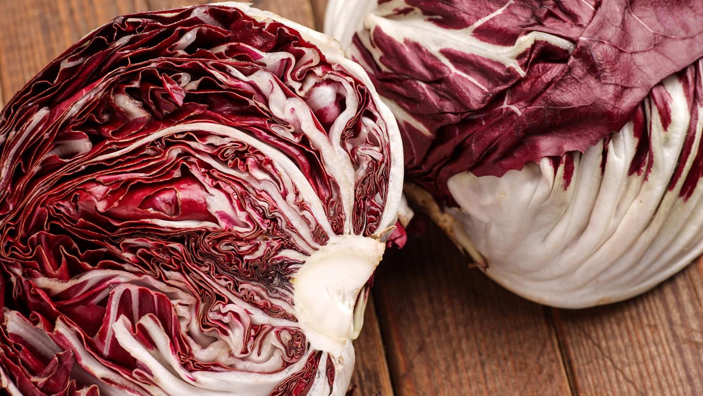 Radicchio - der Name erinnert an Radieschen. Beide teilen sich die rot-weiße Farbe, stammen aber aus unterschiedlichen Pflanzenfamilien.