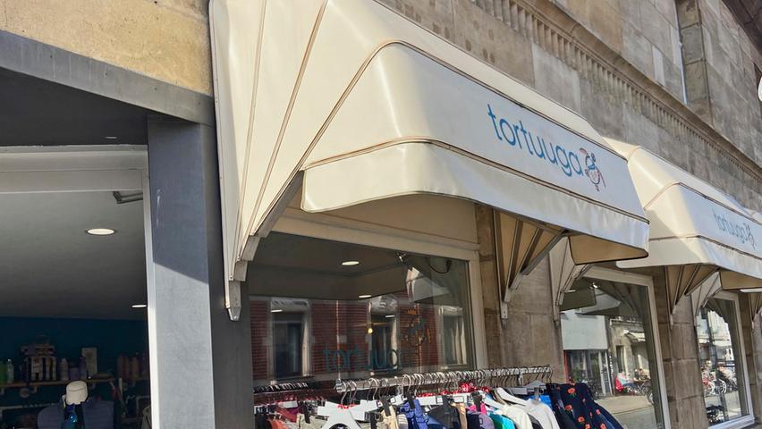 In der Modeboutique Tortuuga in der Oberen Karlstraße 8 gibt es Kleidung für Damen und Herren. Das zentrale Motto hier ist Upcycling, neue Klamotten werden aus Abfallprodukten hergestellt. 