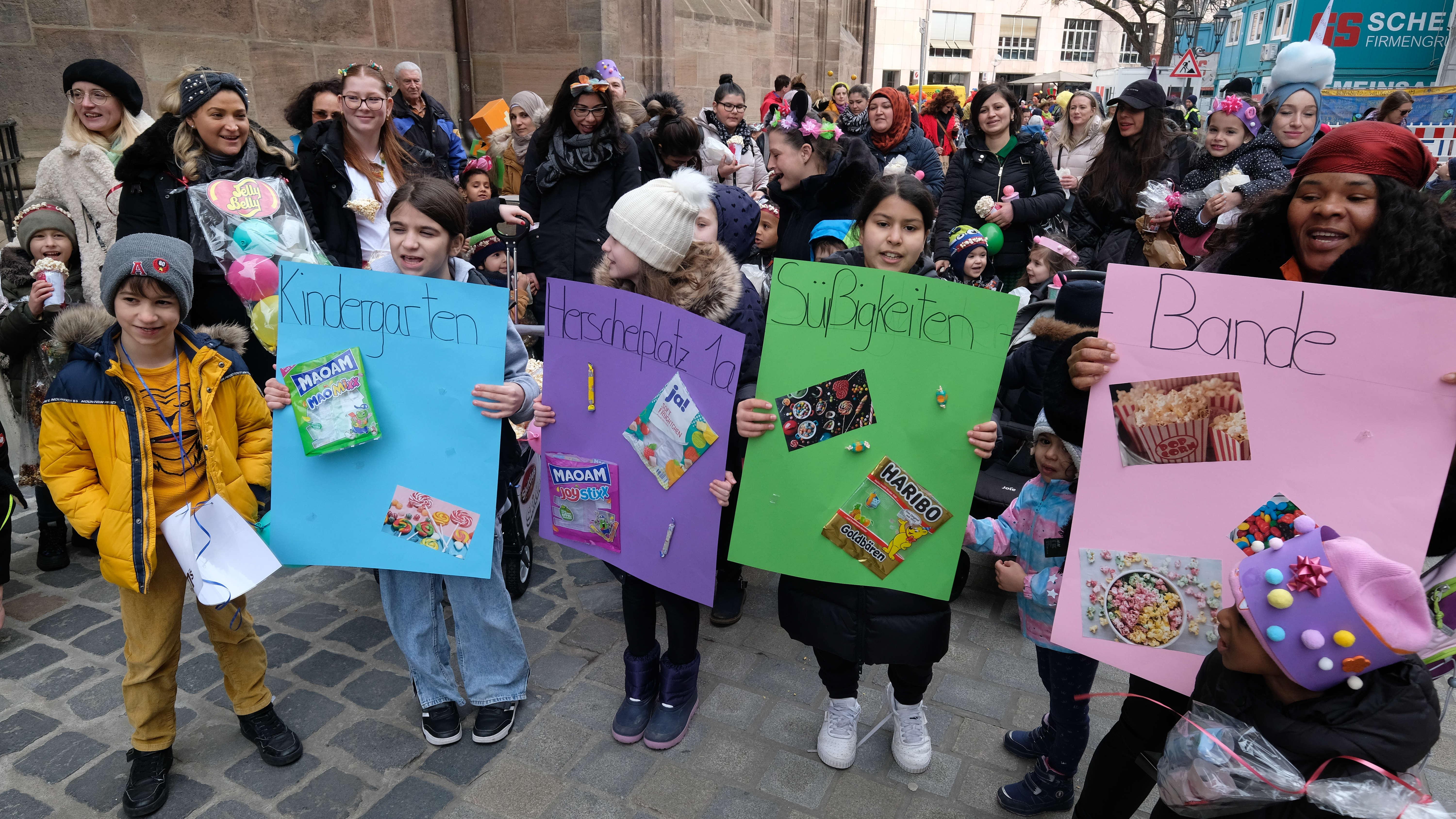 Kleine Narren ziehen durch Nürnberg: Die besten Kostüme beim