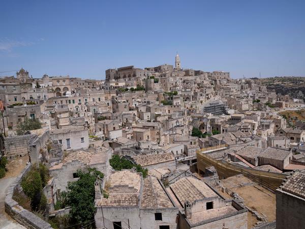 Mit einem lauten Knall sind in Matera Teile eines kleinen Meteoriten auf einem Balkon aufgeschlagen. Mit einem lauten Knall sind in Matera Teile eines kleinen Meteoriten auf einem Balkon aufgeschlagen.