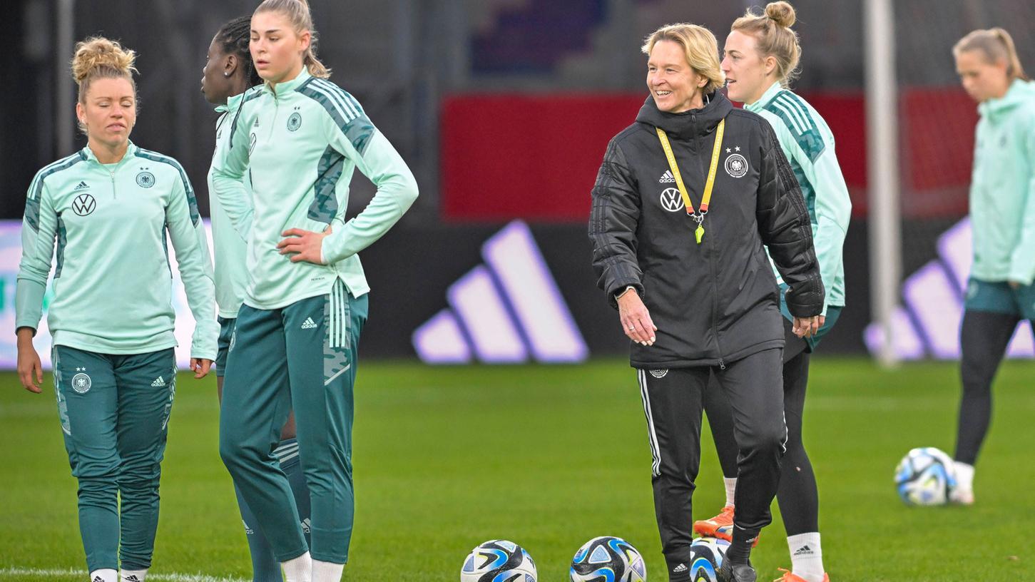 Die Spielerinnen der Deutschen Nationalmannschaft mit Trainerin Martina Voss-Tecklenburg beim Abschlusstraining vor dem Spiel gegen Schweden.