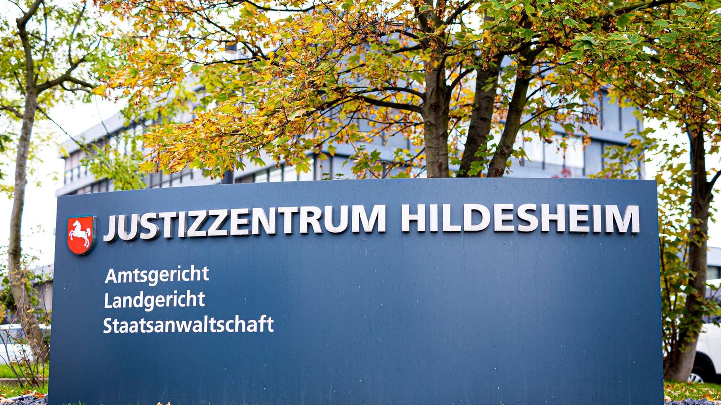 Ist die ehemalige Mitarbeiterin eines Pflegeheims für den Corona-Tod einer Heimbewohnerin verantwortlich? Um diese Frage dreht sich ein Prozess vor dem Landgericht Hildesheim. Ist die ehemalige Mitarbeiterin eines Pflegeheims für den Corona-Tod einer Heimbewohnerin verantwortlich? Um diese Frage dreht sich ein Prozess vor dem Landgericht Hildesheim.