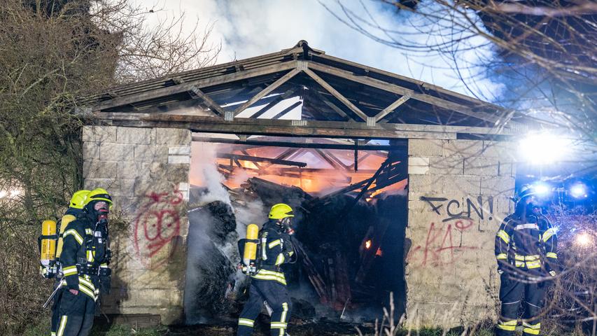 Die Einsatzkräfte der Feuerwehren Igelsdorf, Baisdorf, Hagenau, Bäruningshof und Bubenreuth brachten den Brand zügig unter Kontrolle.