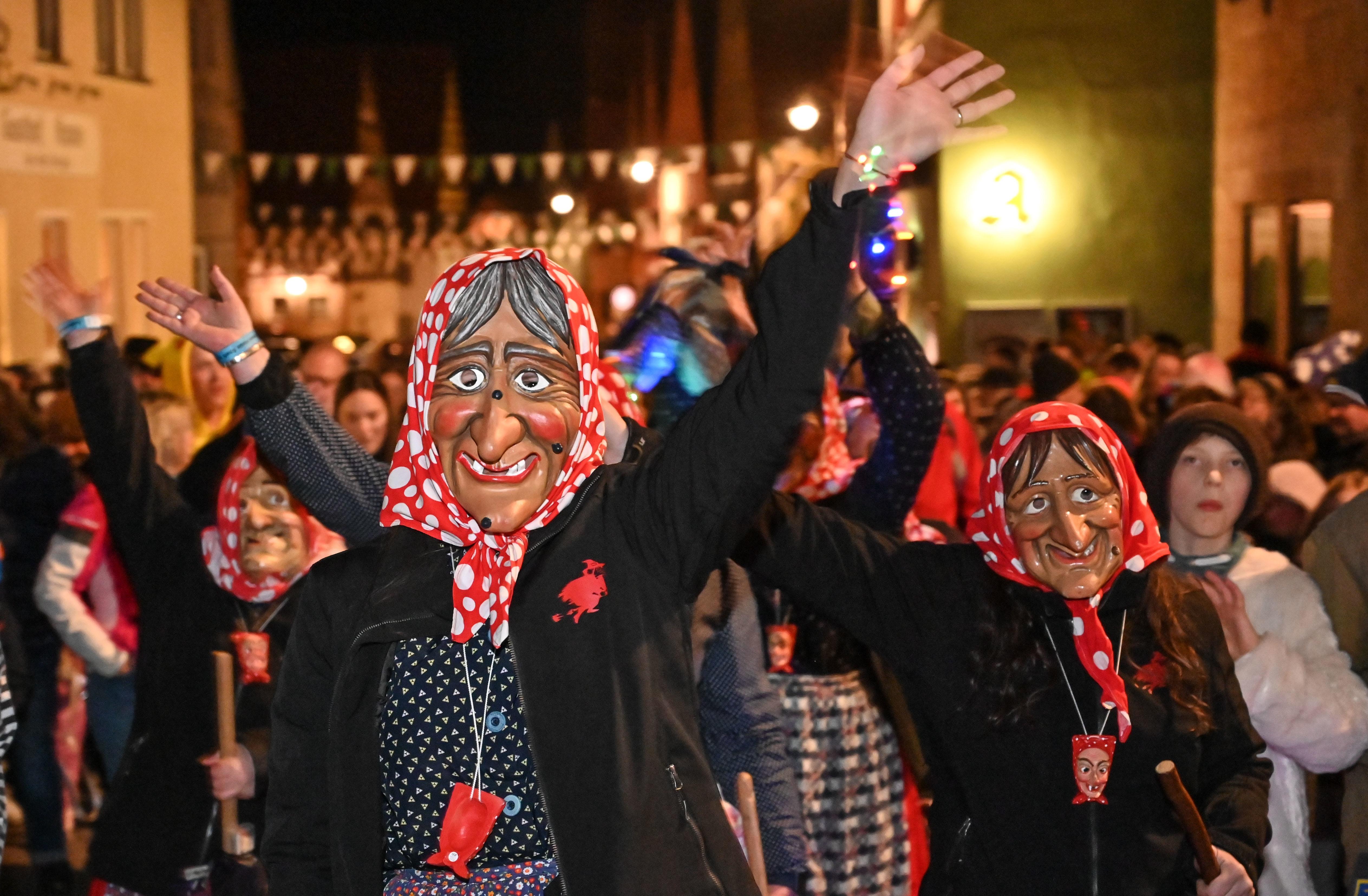 Trotz vieler gruseliger Gestalten war Angst beim Brauchtumsumzug fehl am Platz. 