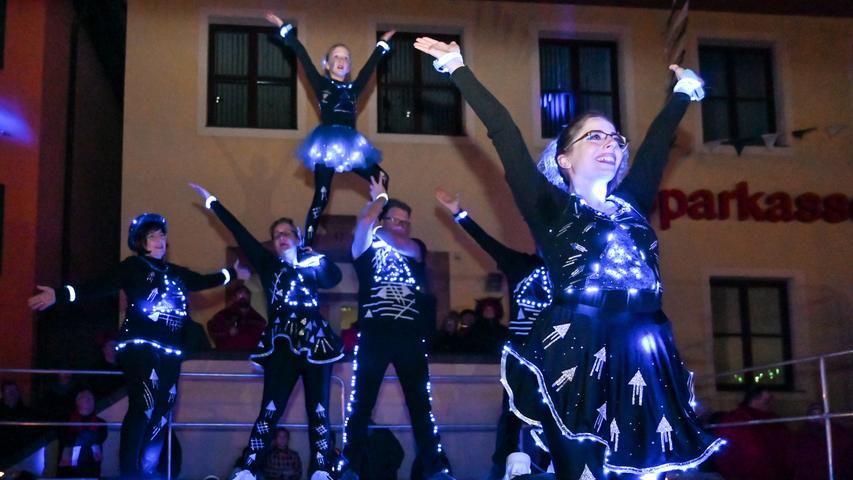 Die "Schwanenritter" aus Nürnberg präsentierten eine Lichter-Tanzshow. 