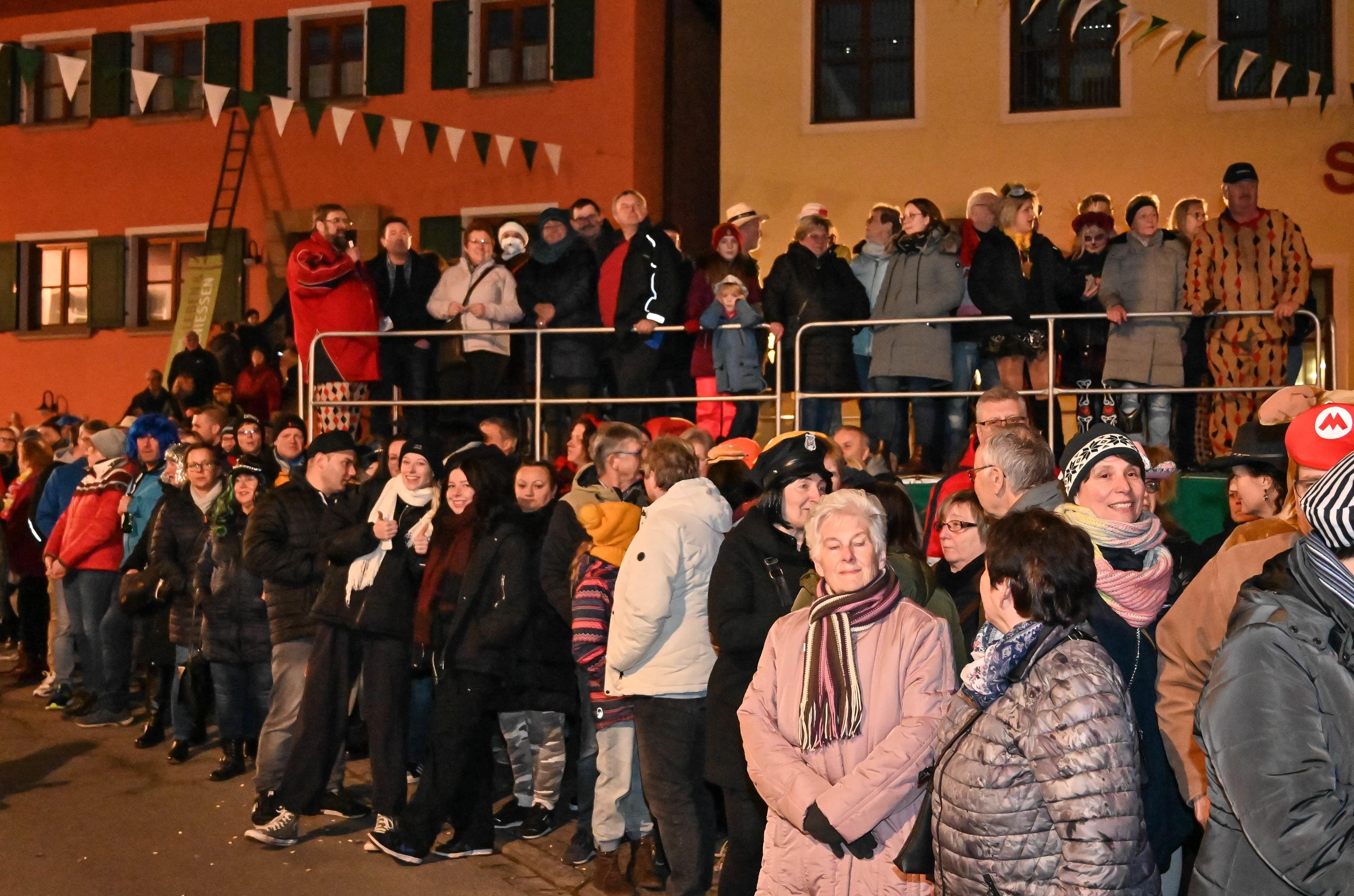 ... die am Straßenrand das Spektakel beobachteten.