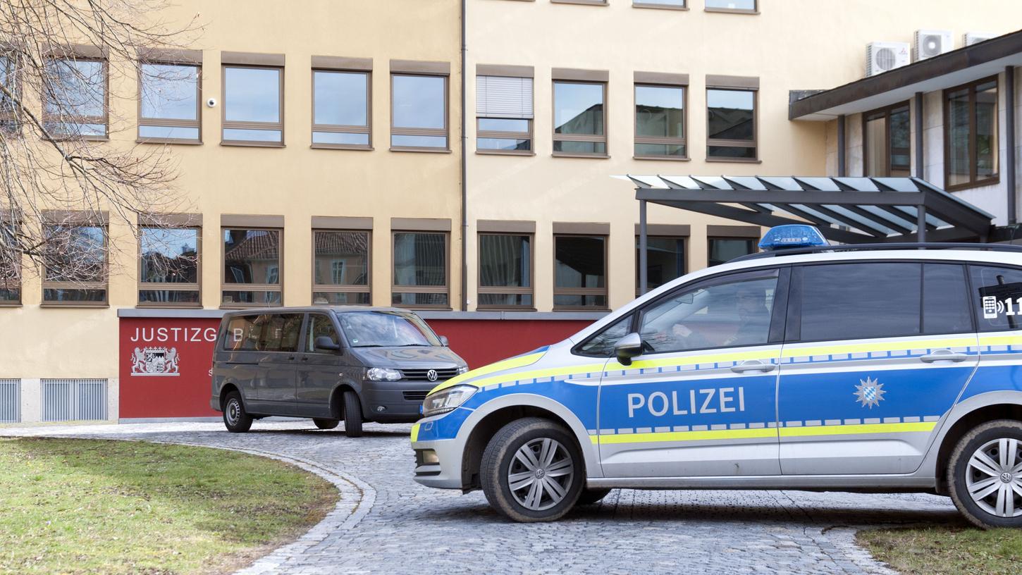Aus dem Landgericht Coburg ist am Montag während einer Verhandlung ein 47 Jahre alter Angeklagter entkommen. Aus dem Landgericht Coburg ist am Montag während einer Verhandlung ein 47 Jahre alter Angeklagter entkommen.