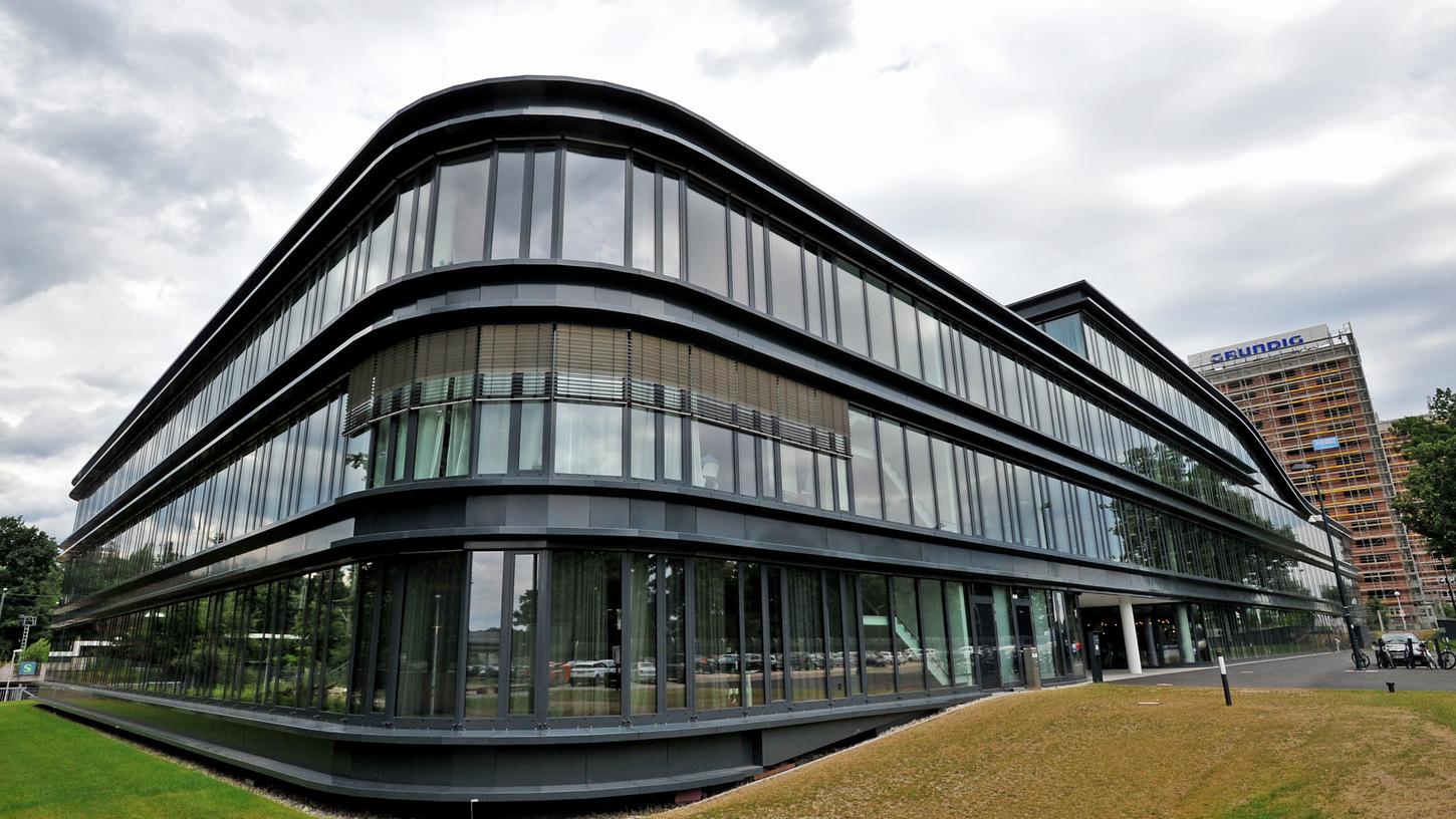 Wie ein Ufo, das sanft im Gras gelandet ist, steht die Firmenzentrale der Nürnberger Teambank im Grün auf der Beuthener Straße.