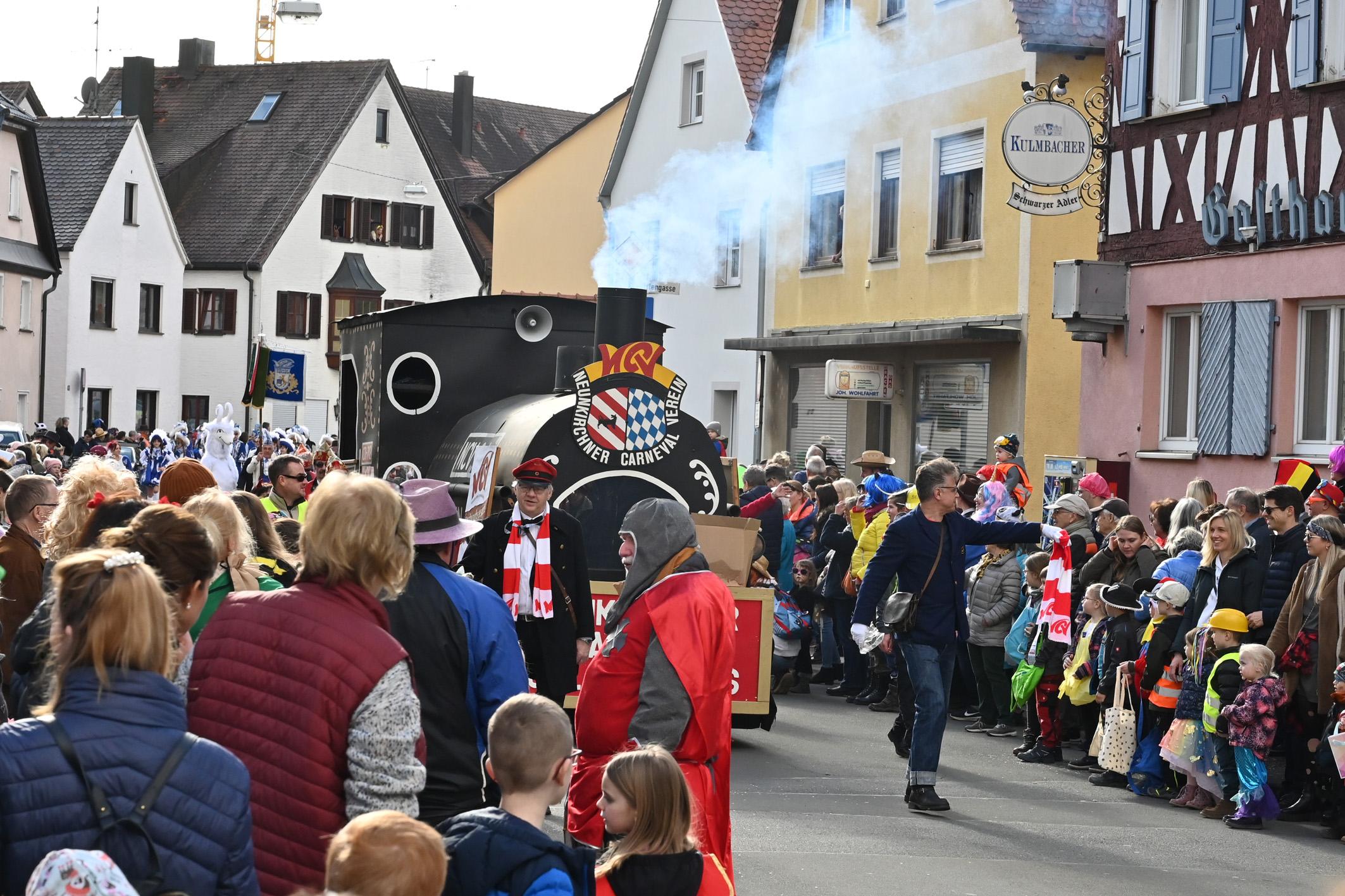 Angeführt von der altehrwürdigen, dampfenden Seku-Lok ging es über den Äußeren Markt und Inneren Markt, die Erlanger Straße und die Joseph Kolb Straße in die Raiffeisenstraße, und dann über die Von Hirschberg-Straße, die Von Pechmann Straße und die Gräfenberger Straße zurück zum Innneren Markt, wo eine kleine Abschlusskundgebung stattfand. 