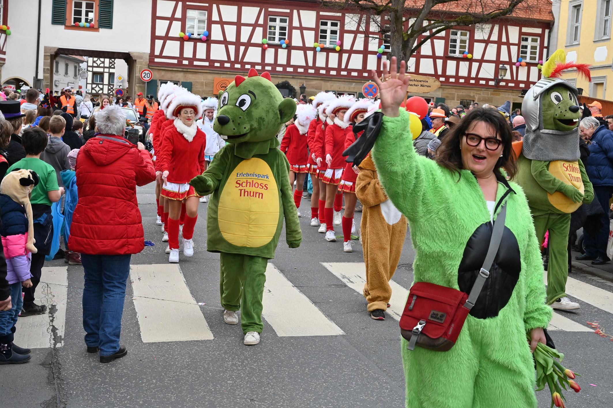 Im Umzug mit dabei waren vor allem Faschingsvereine aus den umliegenden Kommunen, darunter die Brucker Gaßhenker, die Buckenhofer Seku Narren, der Karnevalsverein Allamoschee aus Effeltrich Effeltrich, und die närrischen Siedler aus Forchheim. 