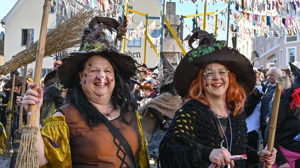 Mit viel „Gredonia helau!“ zogen die Narren durch Gredings Straßen. Die letzten Faschings-Stunden wurden gebührend gefeiert.