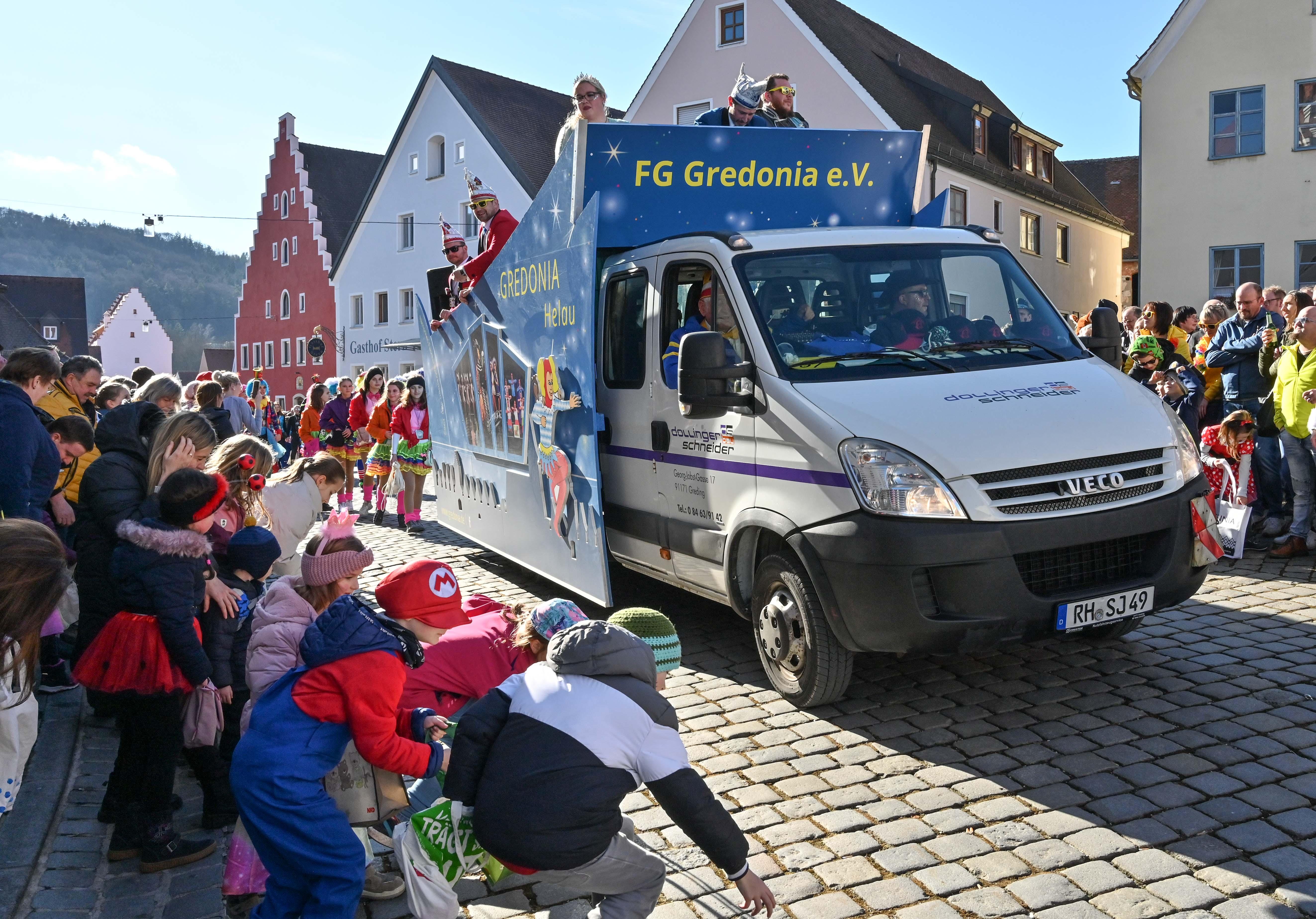 Mit viel „Gredonia helau!“ zogen die Narren durch Gredings Straßen. Die letzten Faschings-Stunden wurden gebührend gefeiert.