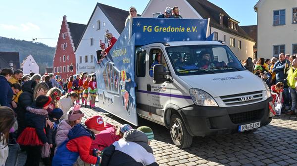 Mit viel „Gredonia helau!“ zogen die Narren durch Gredings Straßen. Die letzten Faschings-Stunden wurden gebührend gefeiert.