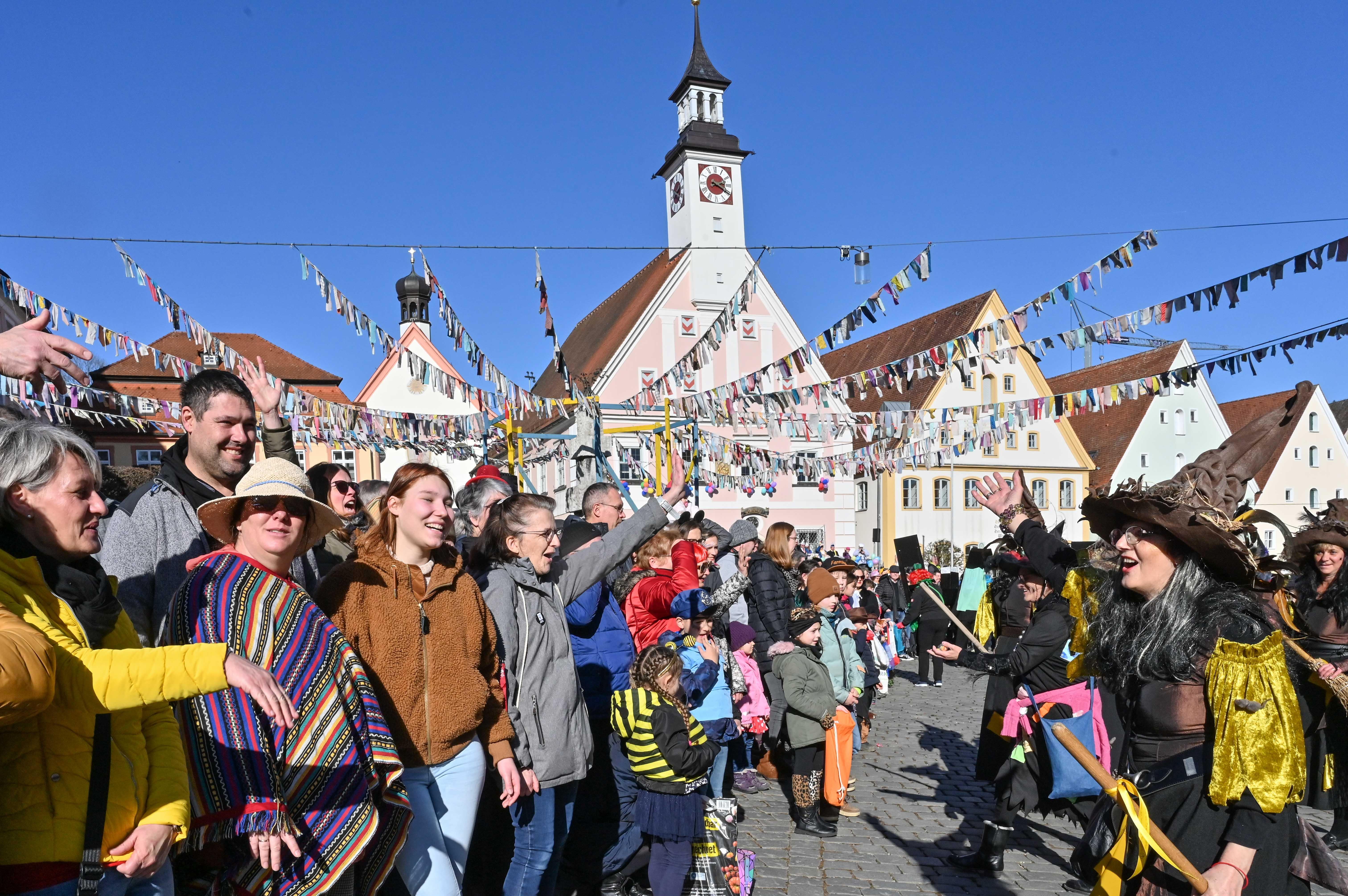 Mit viel „Gredonia helau!“ zogen die Narren durch Gredings Straßen. Die letzten Faschings-Stunden wurden gebührend gefeiert.