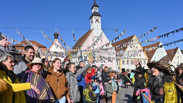 Mit viel „Gredonia helau!“ zogen die Narren durch Gredings Straßen. Die letzten Faschings-Stunden wurden gebührend gefeiert.