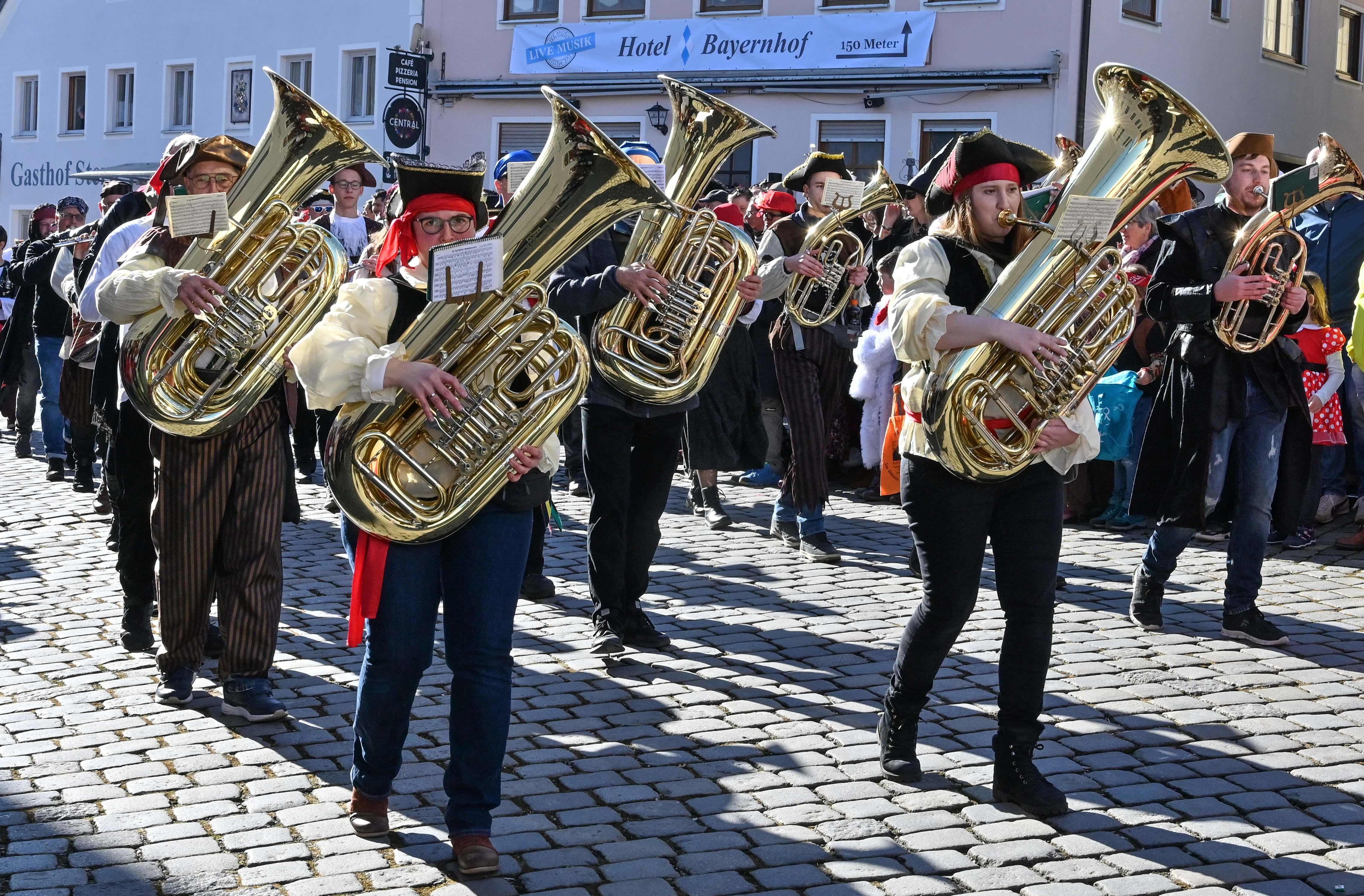 Mit viel „Gredonia helau!“ zogen die Narren durch Gredings Straßen. Die letzten Faschings-Stunden wurden gebührend gefeiert.