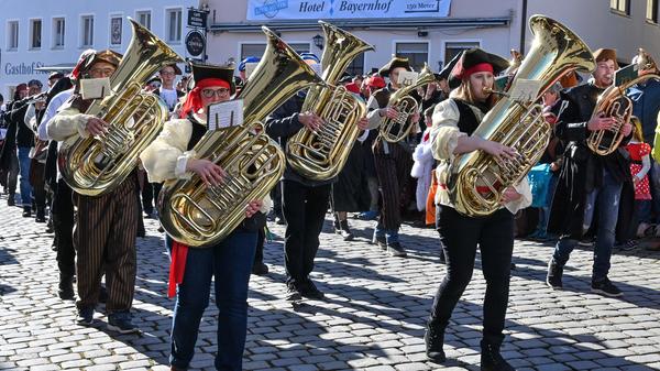 Mit viel „Gredonia helau!“ zogen die Narren durch Gredings Straßen. Die letzten Faschings-Stunden wurden gebührend gefeiert.