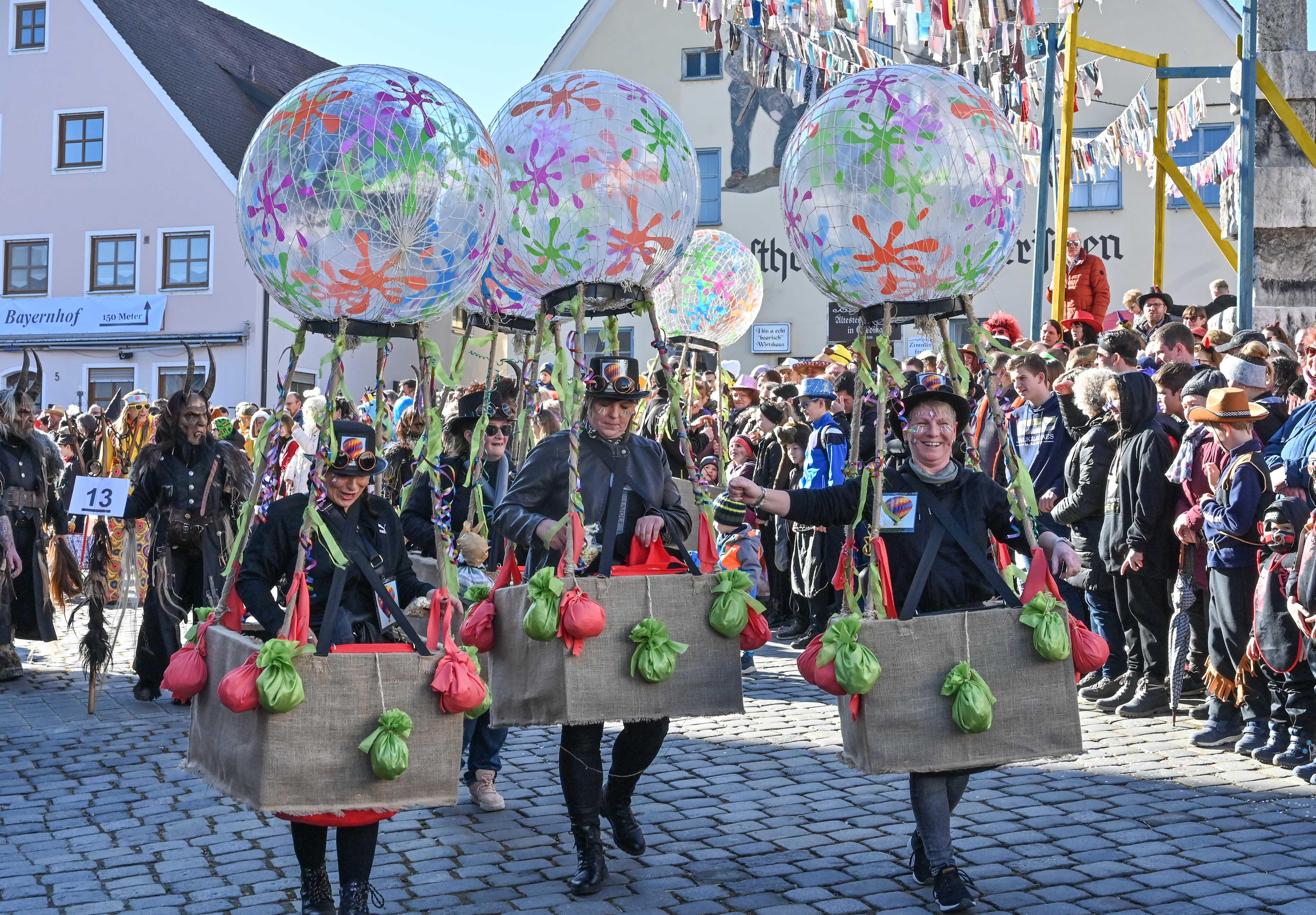 Mit viel „Gredonia helau!“ zogen die Narren durch Gredings Straßen. Die letzten Faschings-Stunden wurden gebührend gefeiert.
