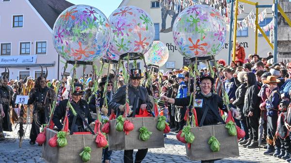 Mit viel „Gredonia helau!“ zogen die Narren durch Gredings Straßen. Die letzten Faschings-Stunden wurden gebührend gefeiert.