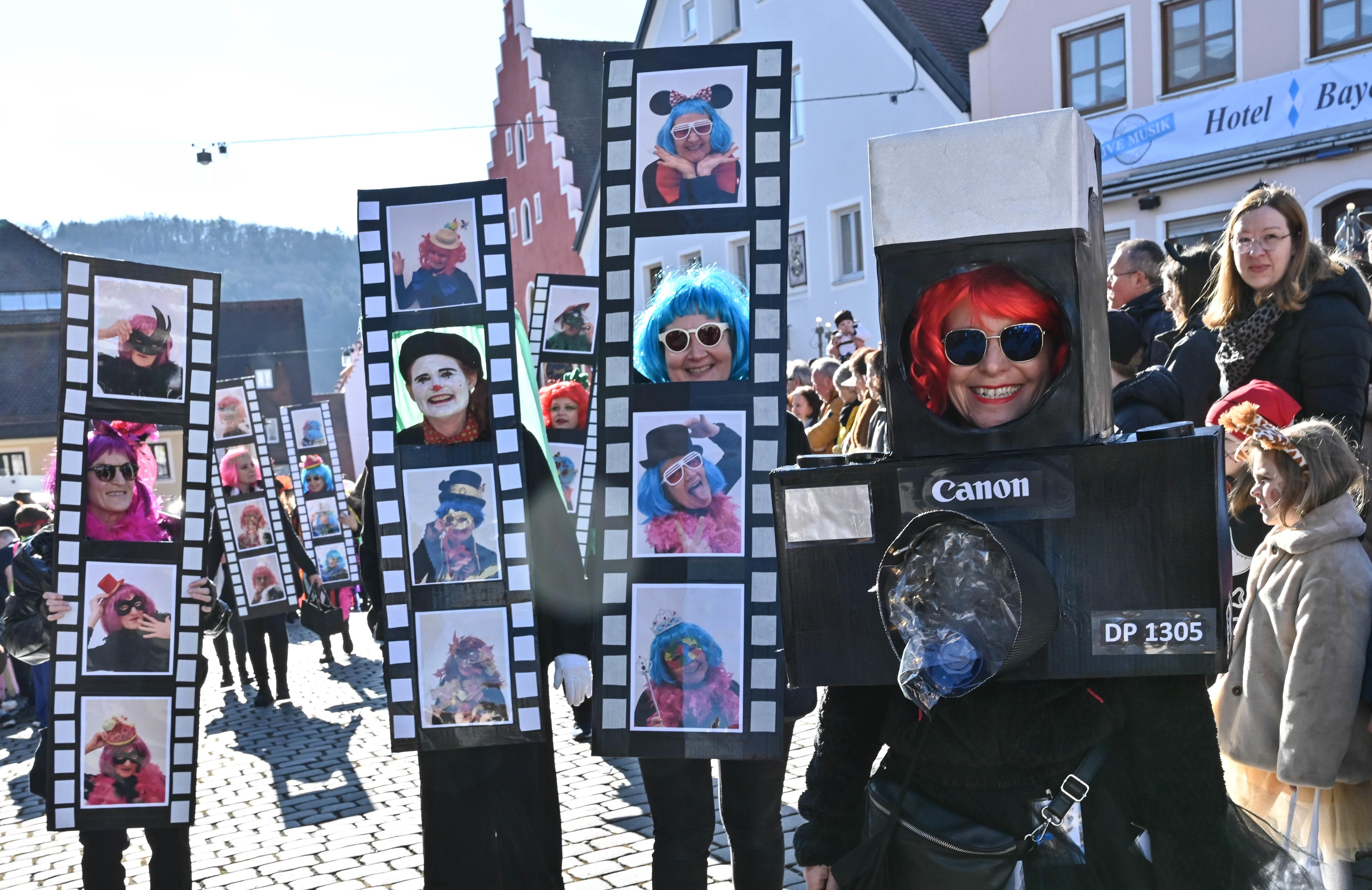 Mit viel „Gredonia helau!“ zogen die Narren durch Gredings Straßen. Die letzten Faschings-Stunden wurden gebührend gefeiert.