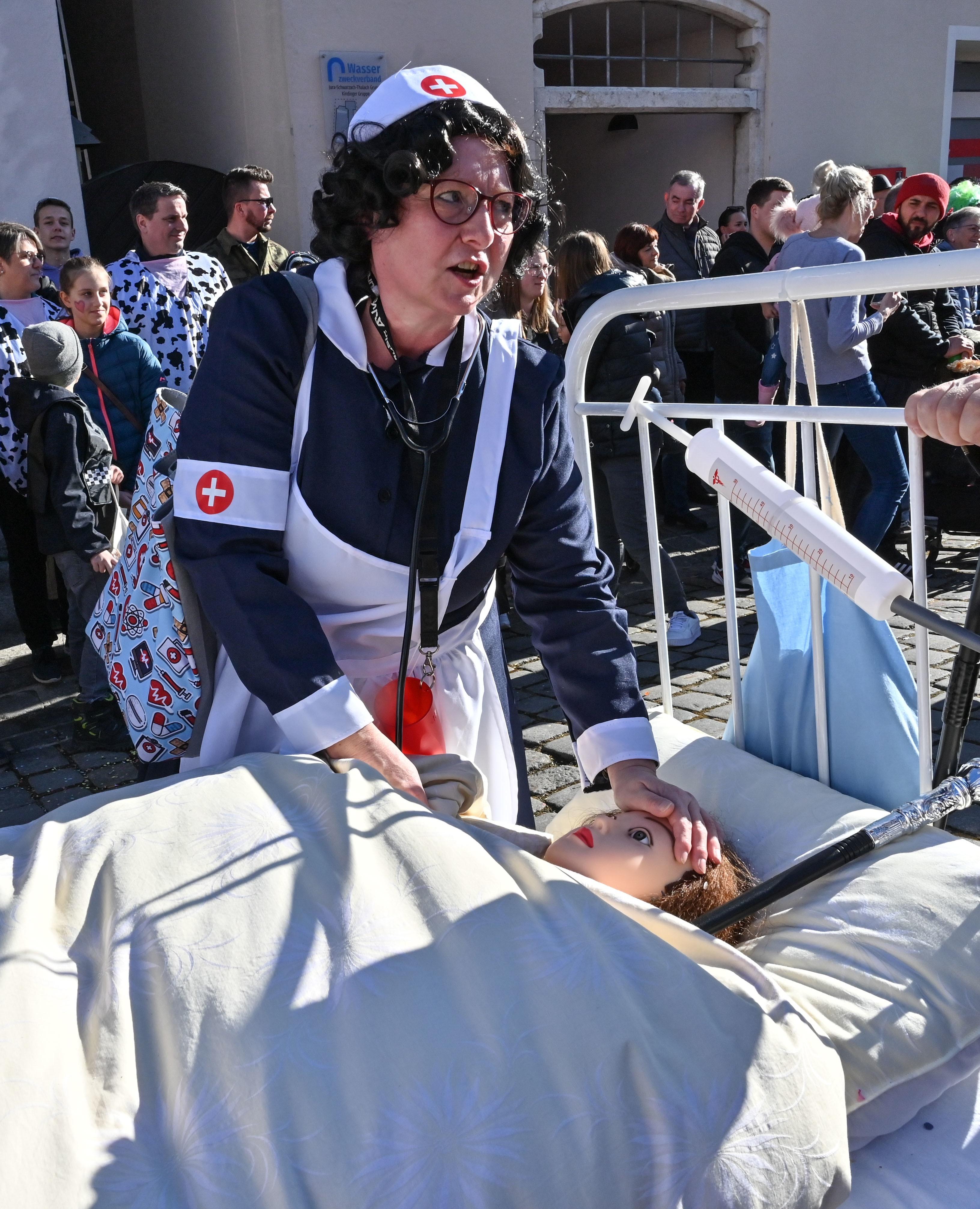 Mit viel „Gredonia helau!“ zogen die Narren durch Gredings Straßen. Die letzten Faschings-Stunden wurden gebührend gefeiert.