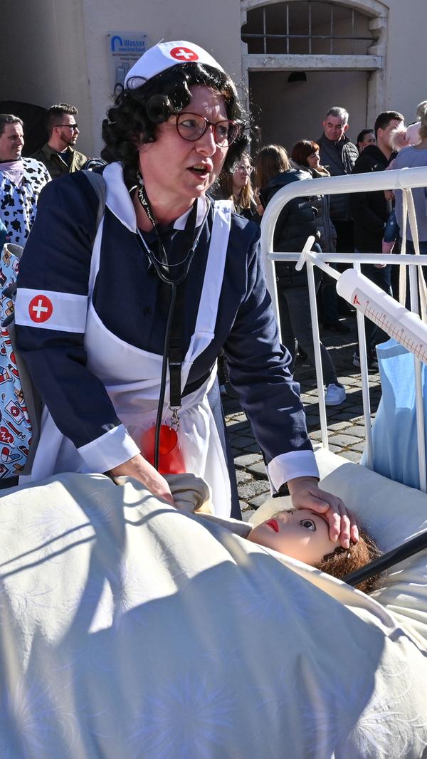 Mit viel „Gredonia helau!“ zogen die Narren durch Gredings Straßen. Die letzten Faschings-Stunden wurden gebührend gefeiert.