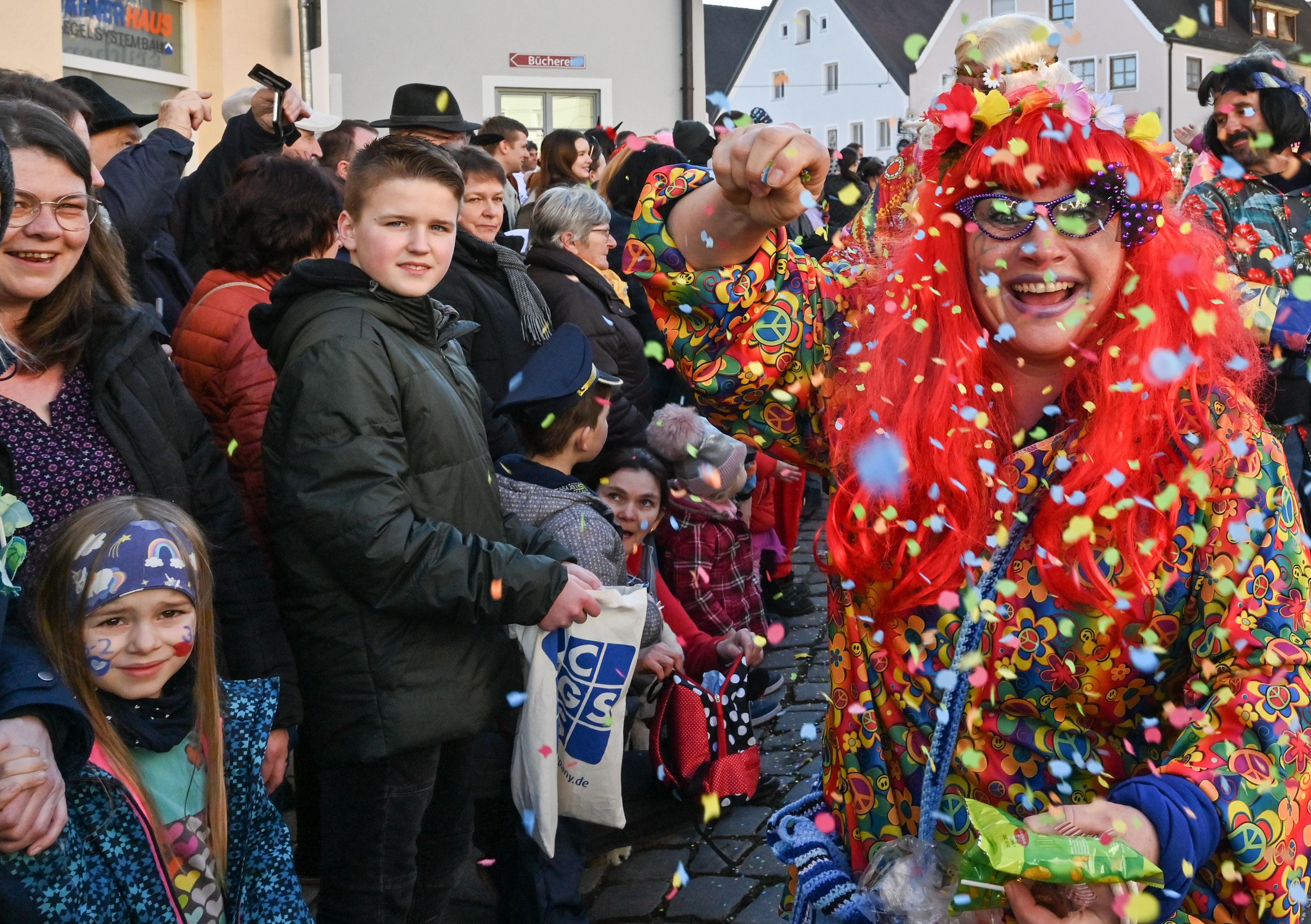 Mit viel „Gredonia helau!“ zogen die Narren durch Gredings Straßen. Die letzten Faschings-Stunden wurden gebührend gefeiert.