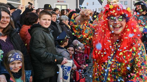 Mit viel „Gredonia helau!“ zogen die Narren durch Gredings Straßen. Die letzten Faschings-Stunden wurden gebührend gefeiert.