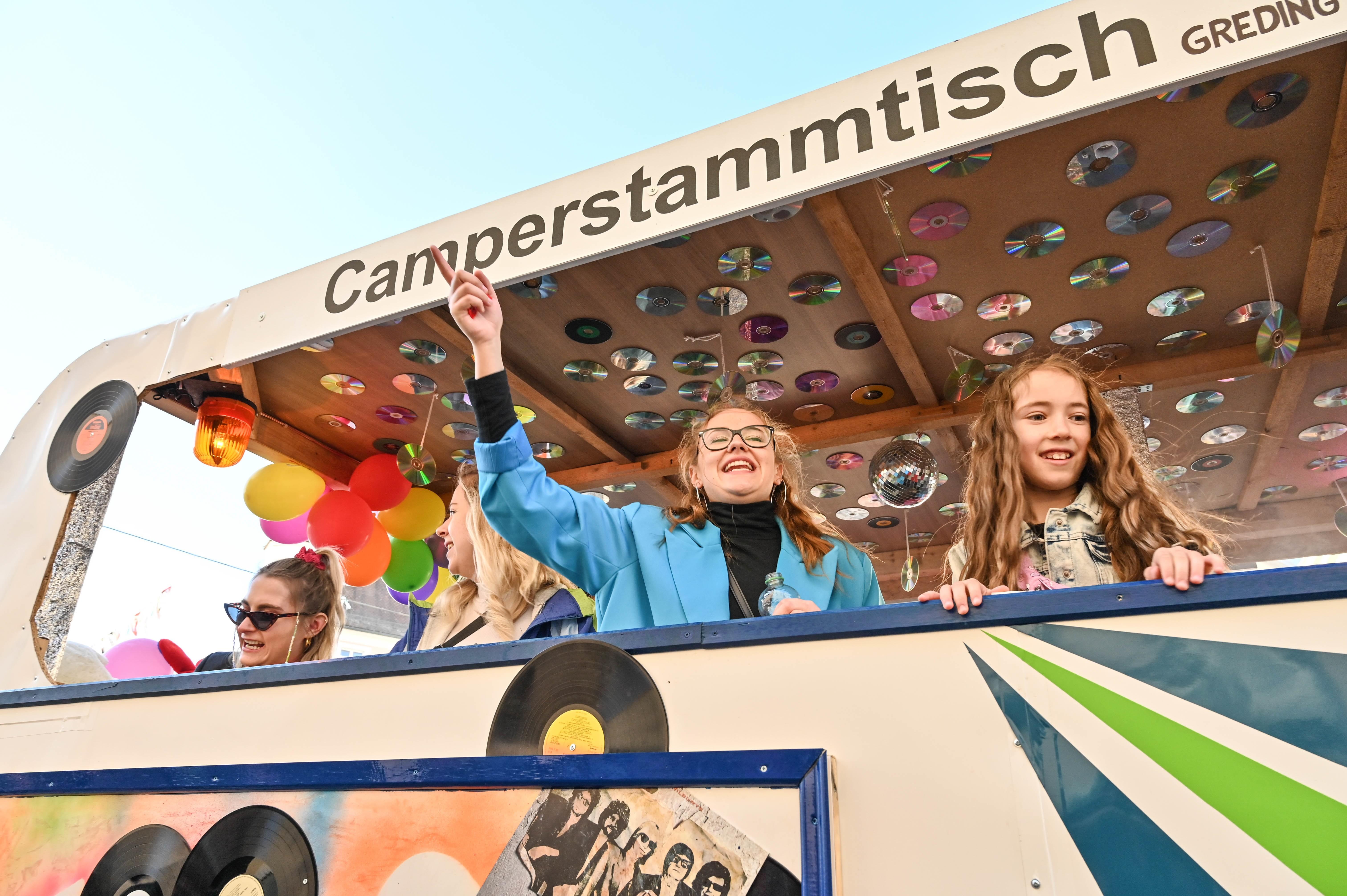 Mit viel „Gredonia helau!“ zogen die Narren durch Gredings Straßen. Die letzten Faschings-Stunden wurden gebührend gefeiert.