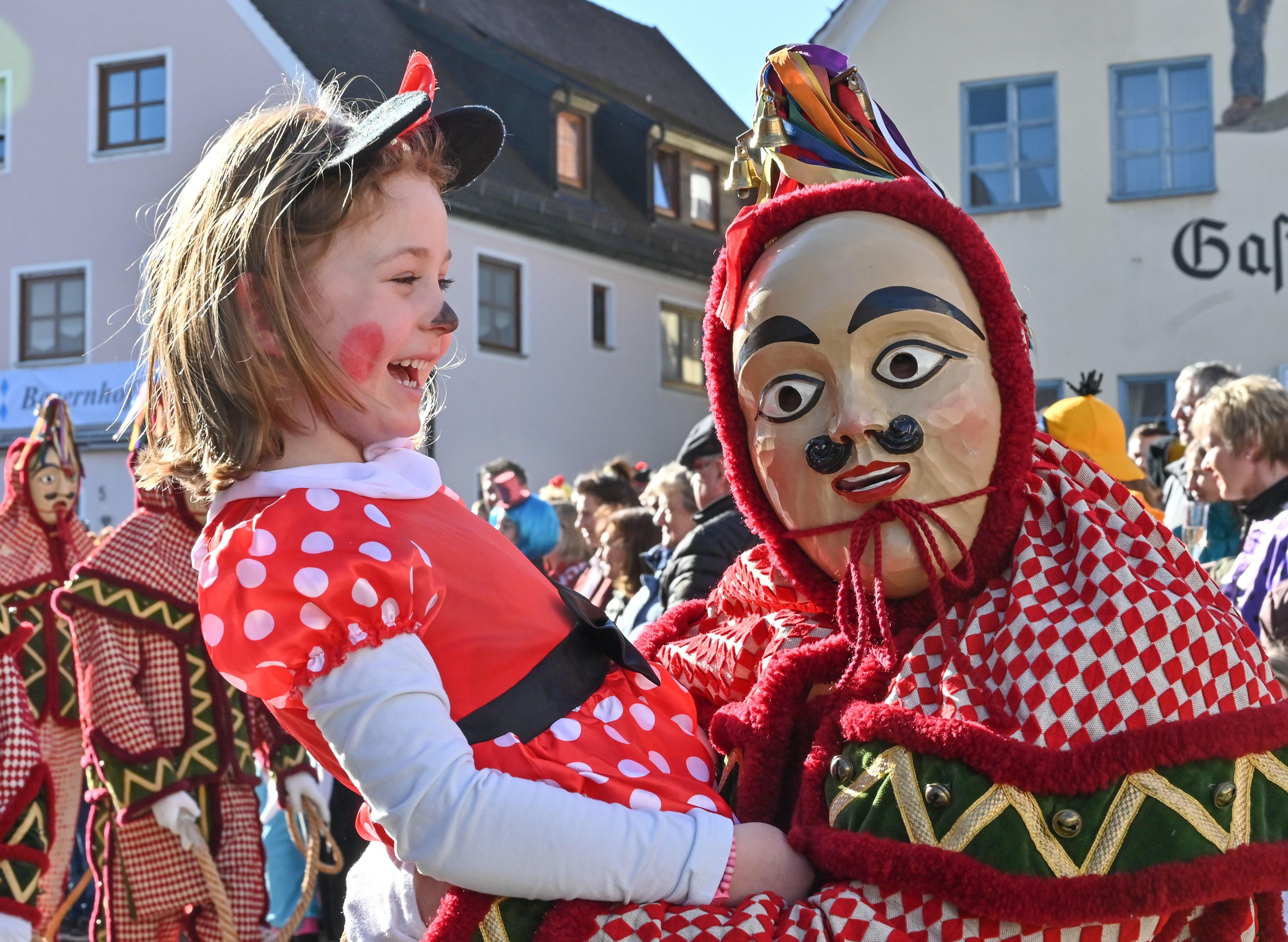 Mit viel „Gredonia helau!“ zogen die Narren durch Gredings Straßen. Die letzten Faschings-Stunden wurden gebührend gefeiert.