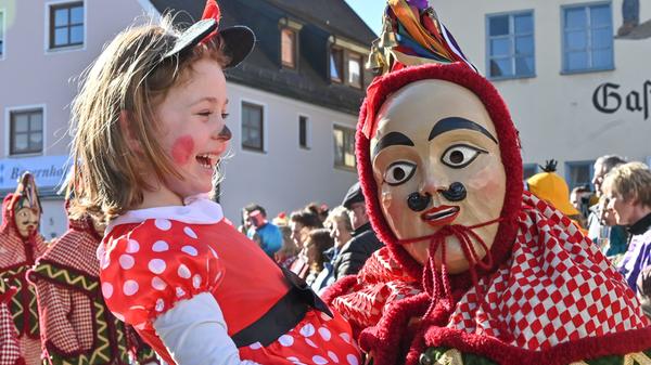 Mit viel „Gredonia helau!“ zogen die Narren durch Gredings Straßen. Die letzten Faschings-Stunden wurden gebührend gefeiert.