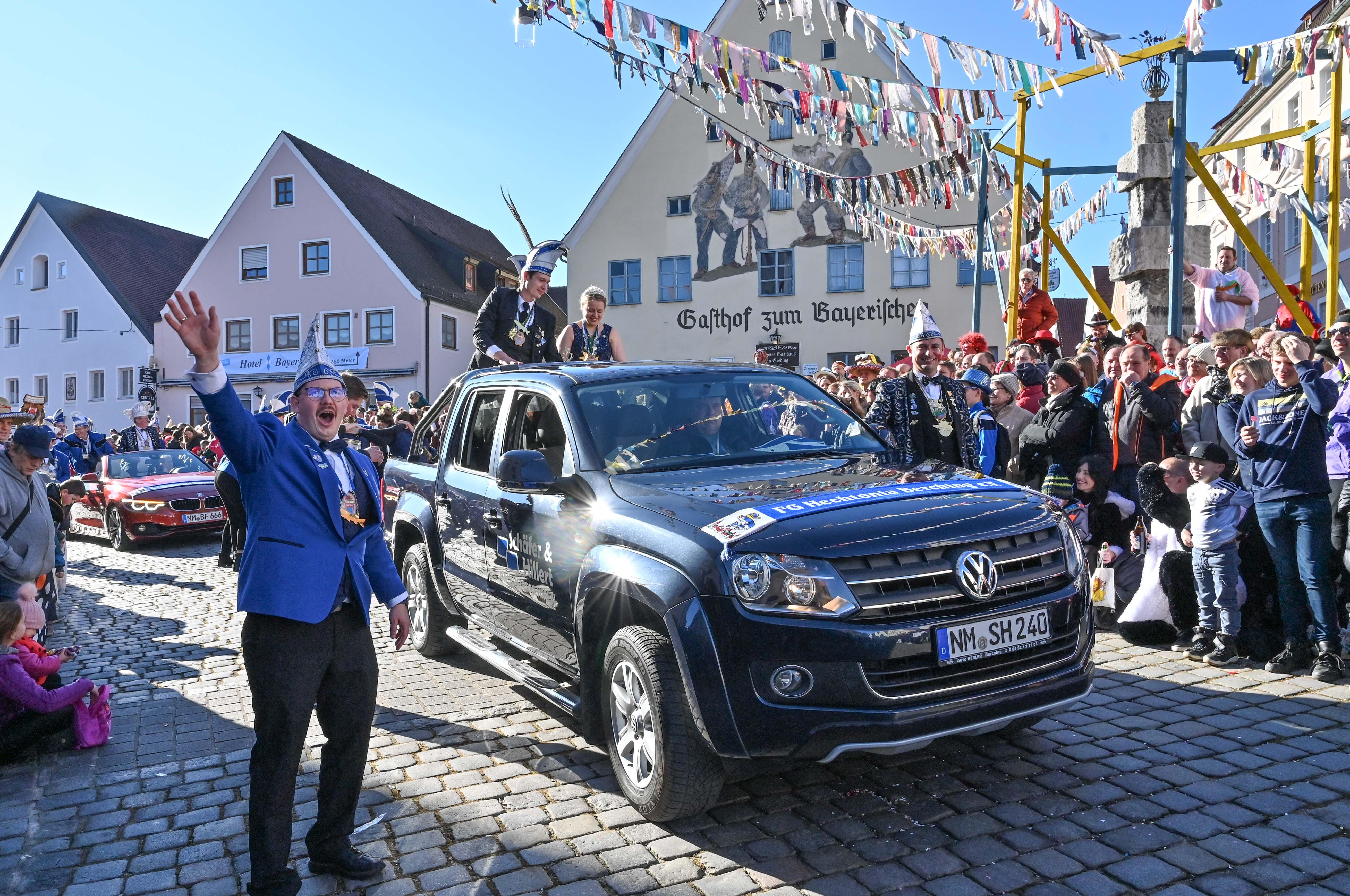 Mit viel „Gredonia helau!“ zogen die Narren durch Gredings Straßen. Die letzten Faschings-Stunden wurden gebührend gefeiert.