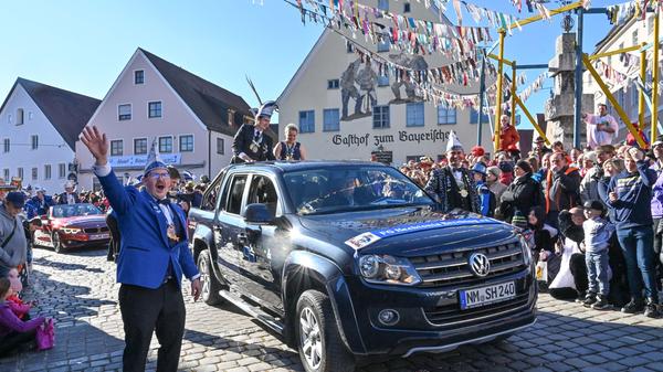 Mit viel „Gredonia helau!“ zogen die Narren durch Gredings Straßen. Die letzten Faschings-Stunden wurden gebührend gefeiert.