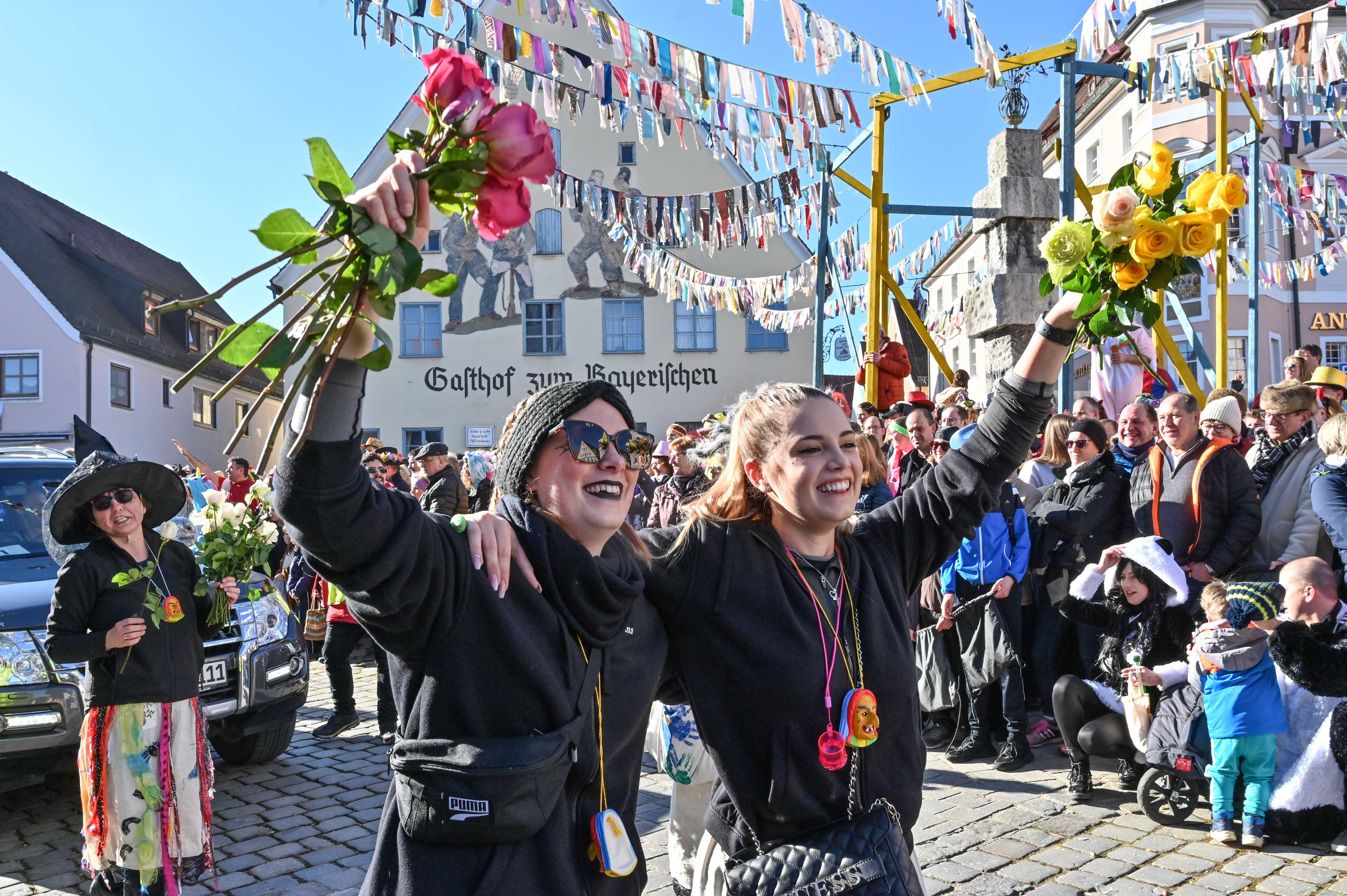 Mit viel „Gredonia helau!“ zogen die Narren durch Gredings Straßen. Die letzten Faschings-Stunden wurden gebührend gefeiert.