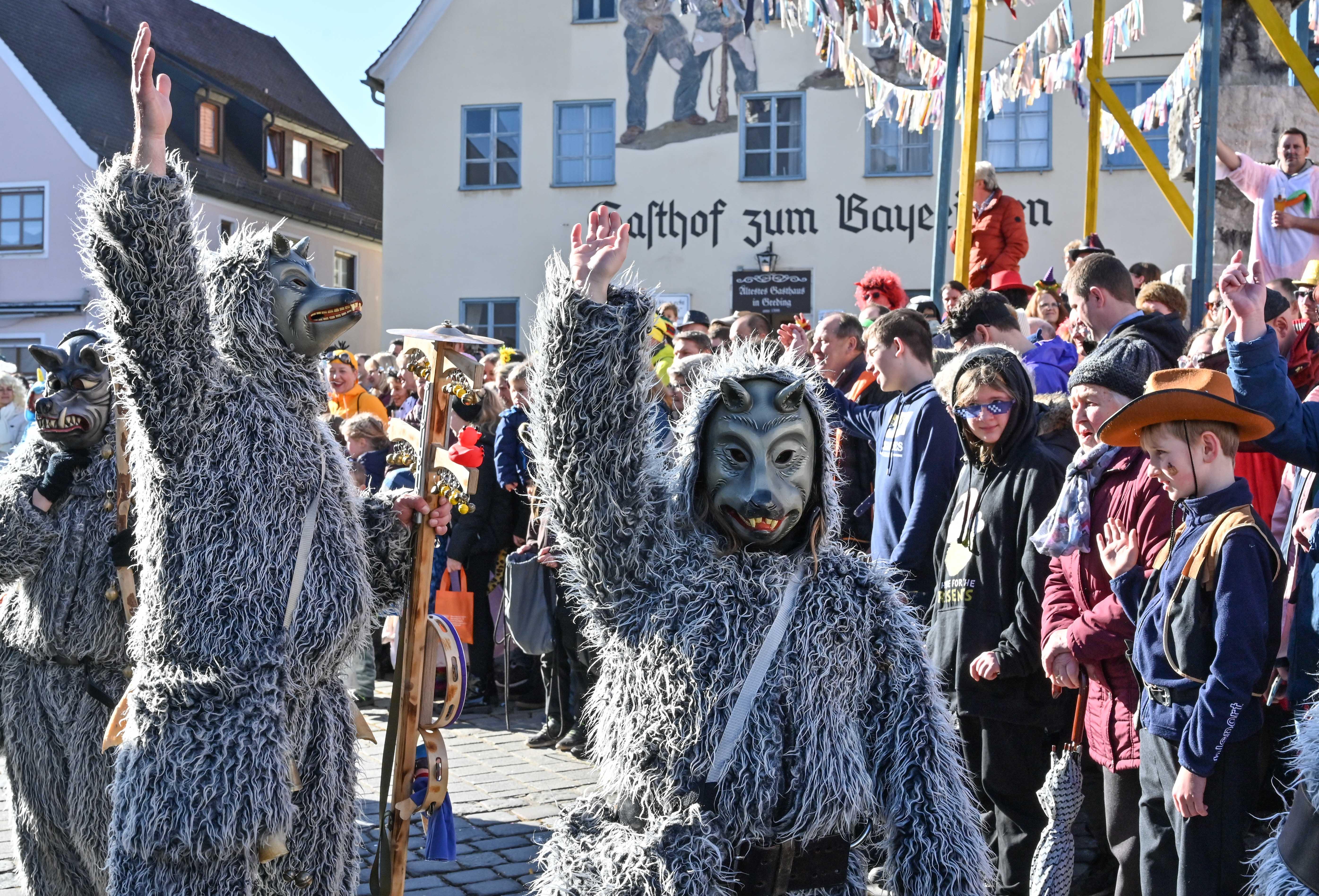 Mit viel „Gredonia helau!“ zogen die Narren durch Gredings Straßen. Die letzten Faschings-Stunden wurden gebührend gefeiert.