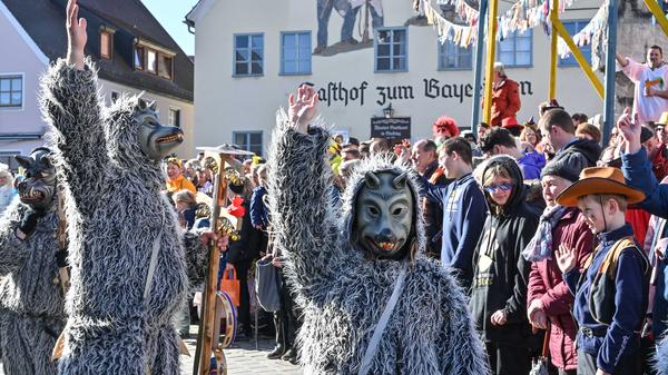 Mit viel „Gredonia helau!“ zogen die Narren durch Gredings Straßen. Die letzten Faschings-Stunden wurden gebührend gefeiert.