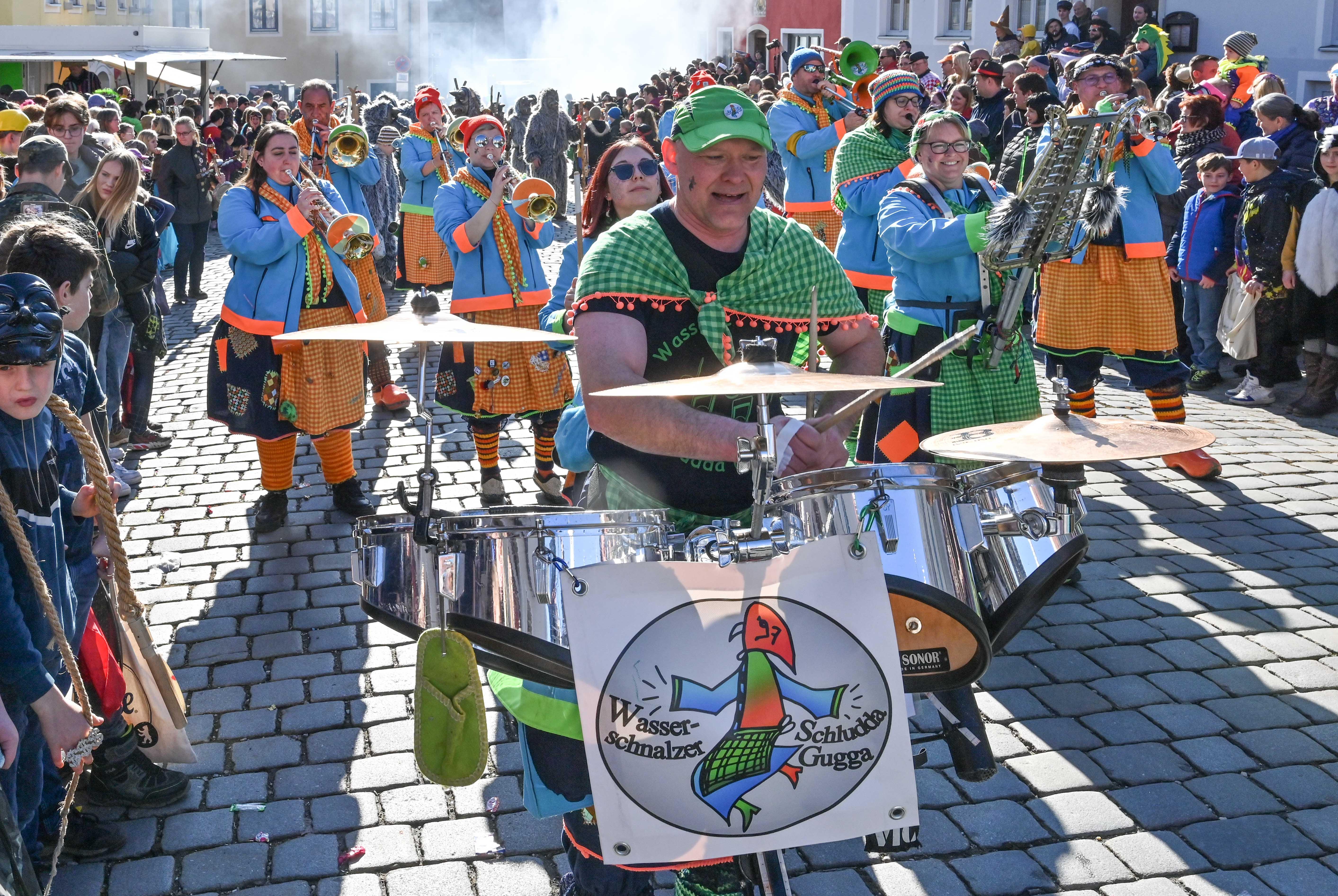 Mit viel „Gredonia helau!“ zogen die Narren durch Gredings Straßen. Die letzten Faschings-Stunden wurden gebührend gefeiert.