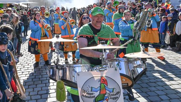 Mit viel „Gredonia helau!“ zogen die Narren durch Gredings Straßen. Die letzten Faschings-Stunden wurden gebührend gefeiert.