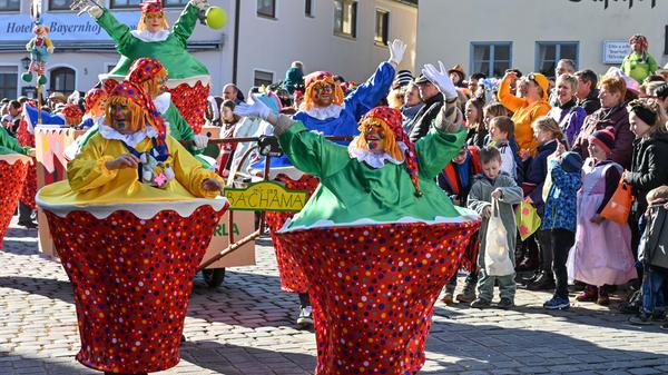Mit viel „Gredonia helau!“ zogen die Narren durch Gredings Straßen. Die letzten Faschings-Stunden wurden gebührend gefeiert.