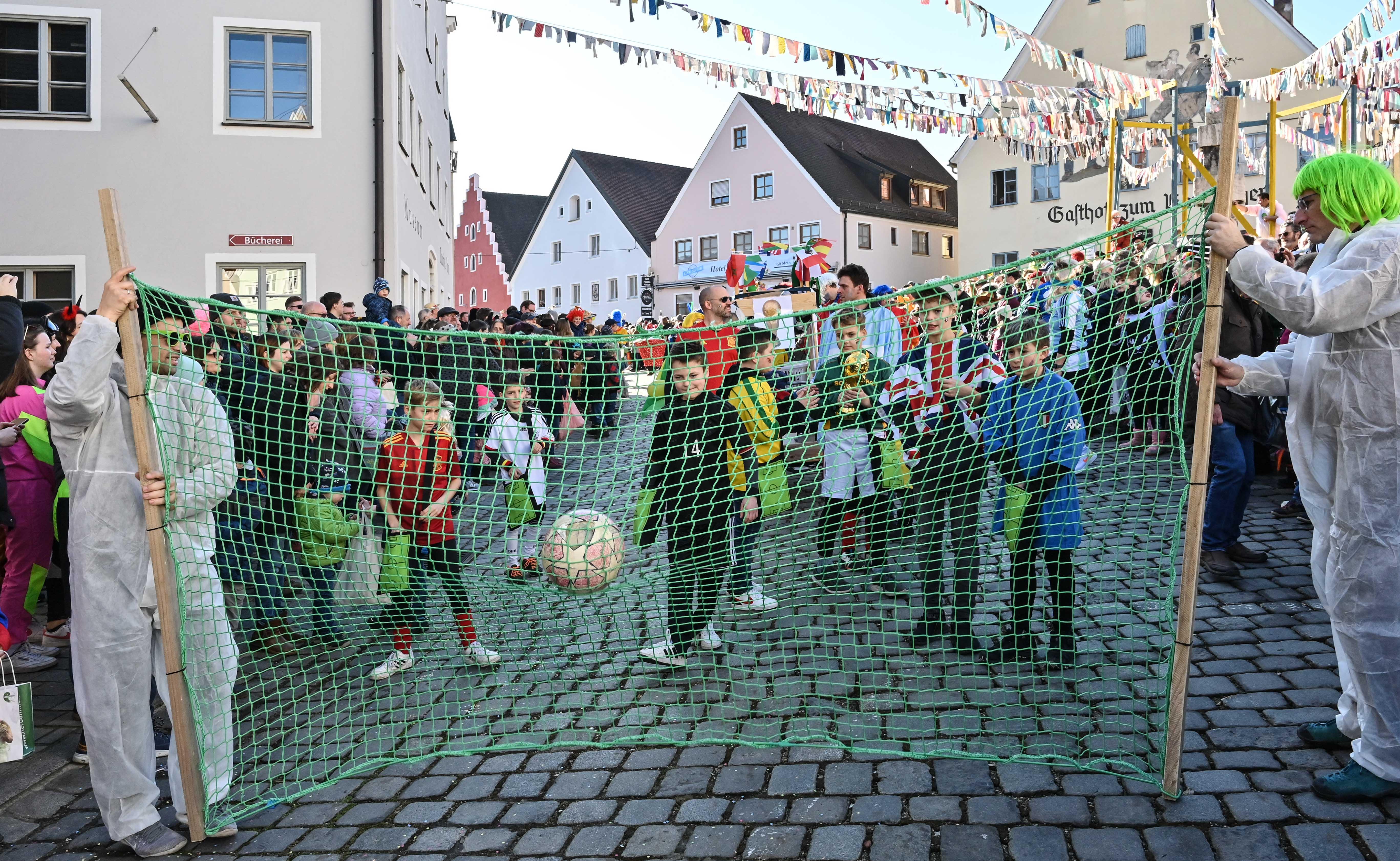 Mit viel „Gredonia helau!“ zogen die Narren durch Gredings Straßen. Die letzten Faschings-Stunden wurden gebührend gefeiert.