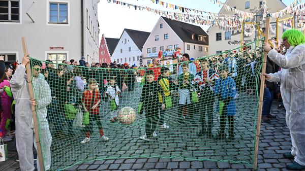 Mit viel „Gredonia helau!“ zogen die Narren durch Gredings Straßen. Die letzten Faschings-Stunden wurden gebührend gefeiert.