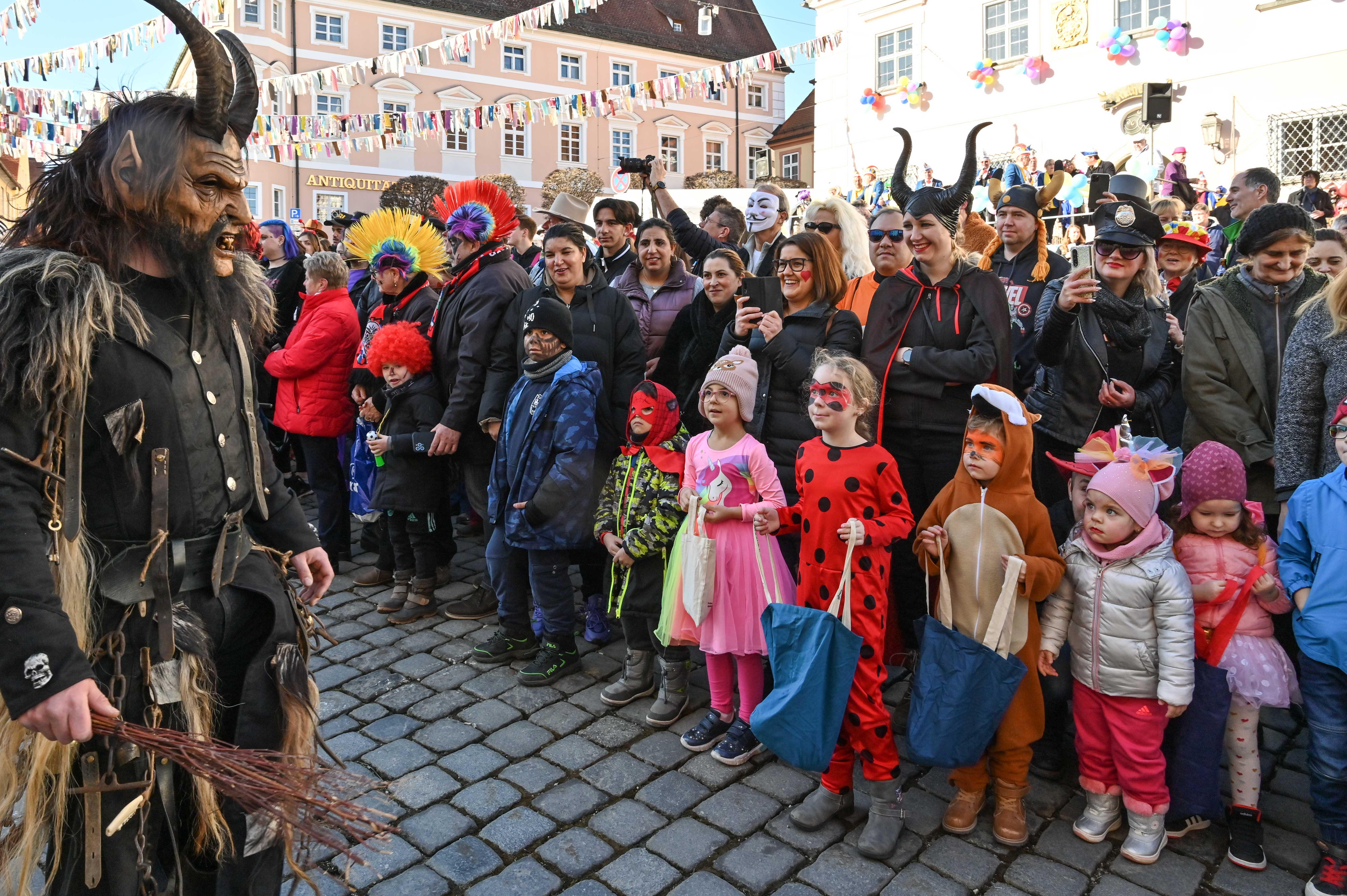 Mit viel „Gredonia helau!“ zogen die Narren durch Gredings Straßen. Die letzten Faschings-Stunden wurden gebührend gefeiert.