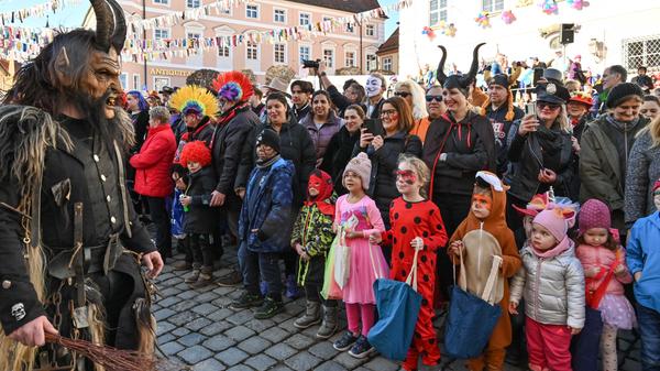 Mit viel „Gredonia helau!“ zogen die Narren durch Gredings Straßen. Die letzten Faschings-Stunden wurden gebührend gefeiert.