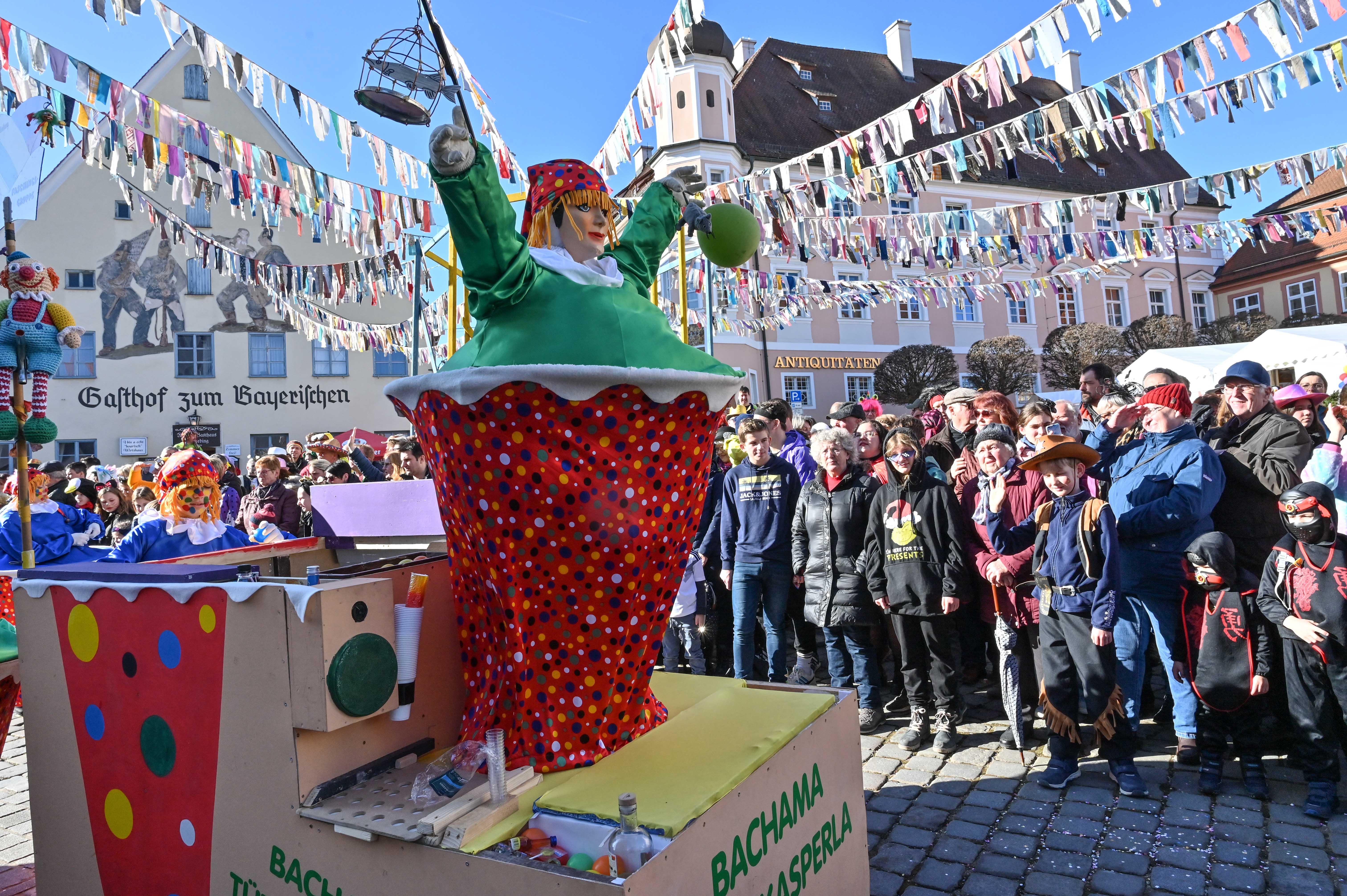 Mit viel „Gredonia helau!“ zogen die Narren durch Gredings Straßen. Die letzten Faschings-Stunden wurden gebührend gefeiert.