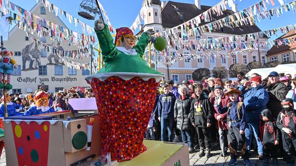 Mit viel „Gredonia helau!“ zogen die Narren durch Gredings Straßen. Die letzten Faschings-Stunden wurden gebührend gefeiert.