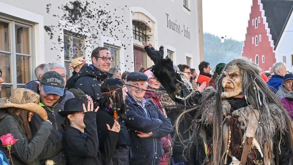 Mit viel „Gredonia helau!“ zogen die Narren durch Gredings Straßen. Die letzten Faschings-Stunden wurden gebührend gefeiert.